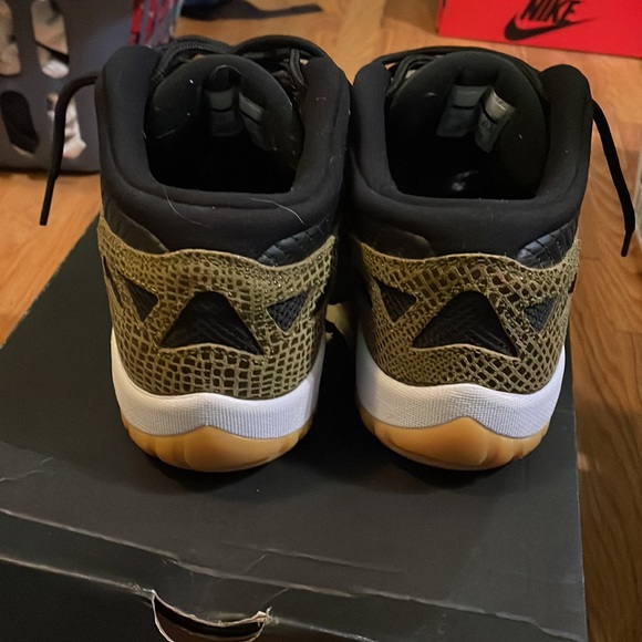 Jordan 10 international edition(IE) lows.These are EXTREMELY rare! Black and gum - Picture 3 of 8